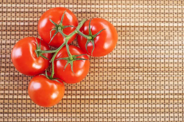 Closeup κλαδί πέντε κόκκινες ντομάτες — Φωτογραφία Αρχείου
