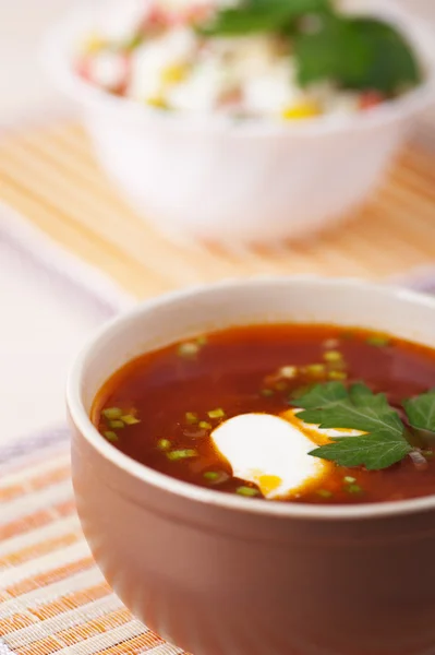 Closeup borscht vermelho quente decorado salsa creme azedo, salada de caranguejo — Fotografia de Stock