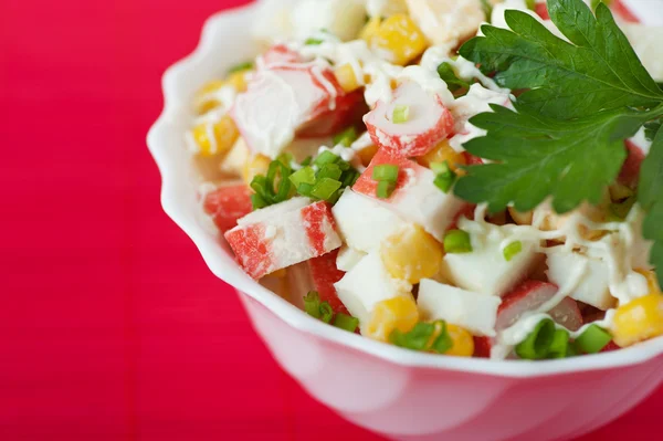 Closeup salada de caranguejo tigela branca decorada salsa — Fotografia de Stock