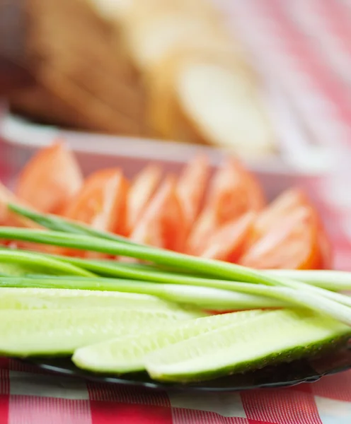 Closeup doğranmış salatalık, domates, yeşil soğan, dilimlenmiş?? — Stok fotoğraf