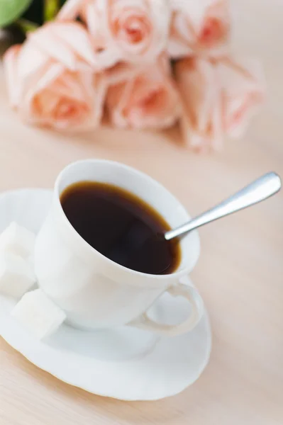 Closeup cup coffee, lump sugar, bouquet roses — Stock Photo, Image