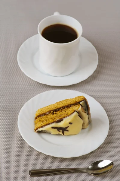 Pyszne śniadanie kawałek ciasto kawy talerzyk, kubek kawy, łyżka — Zdjęcie stockowe