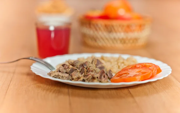 意大利面，焖的肉，切成薄片??西红柿、 玻璃汁、 苹果 — 图库照片
