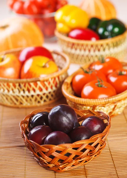 Légumes, fruits prunes, pommes, citrouilles, poivrons, tomates — Photo