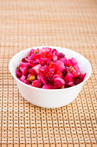 Russian vegetable salad (cabbage, beets, potatoes, oil, peas) — Stock Photo, Image