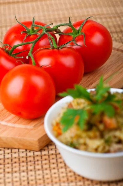 Bouillon (rijst, wortelen, vlees, peterselie), tomaat twig — Stockfoto