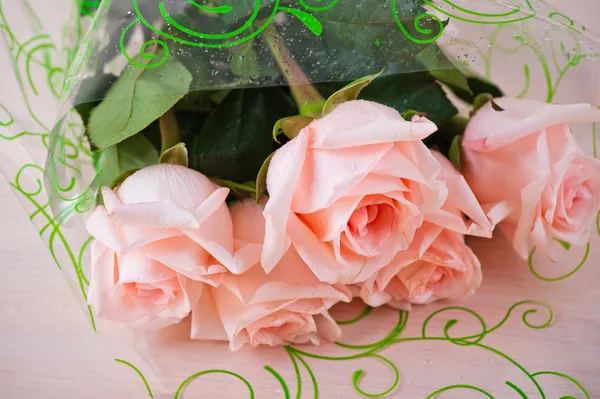 Ramo de cinco rosas rosa mesa de fondo — Foto de Stock
