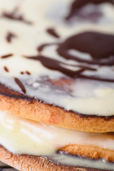 Closeup crème ingerichte chocolade cake — Stockfoto