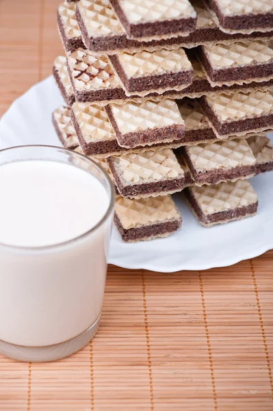 Choklad wafers, glas mjölk — Stockfoto