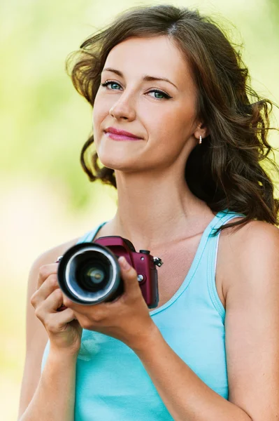 Портрет молодий чарівний тримає камеру рук — стокове фото