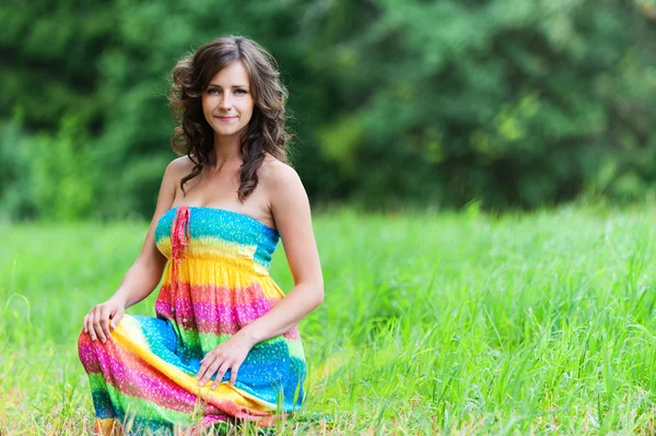 Porträt junge charmante Frau sitzt Gras — Stockfoto