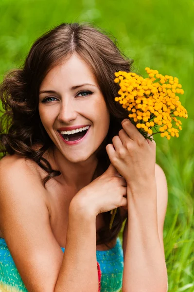 Portrait young gay beautiful woman holding bouquet yellow wildfl — Stock Photo, Image