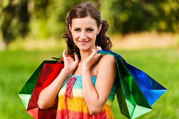 Portret vrij jonge vrouw shopping tassen — Stockfoto