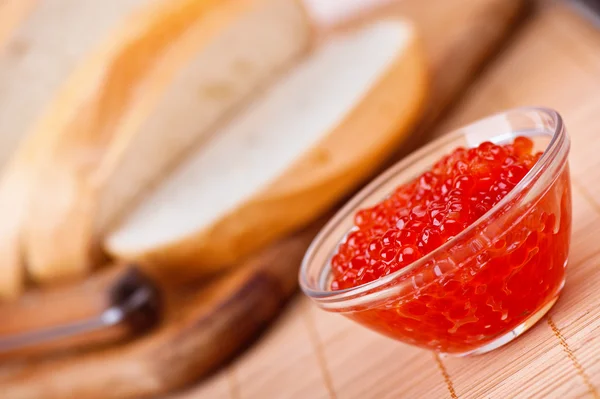 Röd kaviar, bröd — Stockfoto