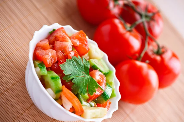 Ensalada de verduras, tomates ramita — Foto de Stock