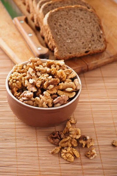 Очищенные грецкие орехи, ржаной хлеб — стоковое фото