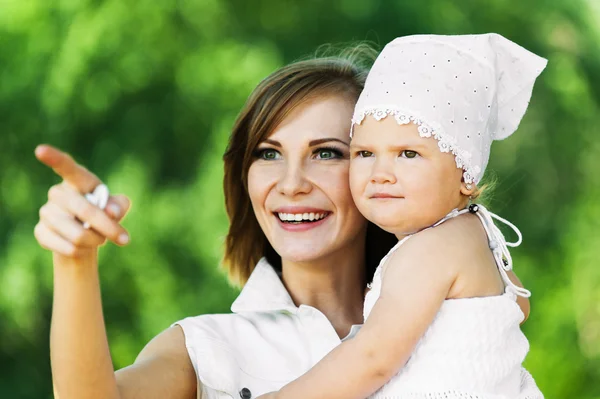 Porträtt söt ung kvinna håller armarna barn — Stockfoto
