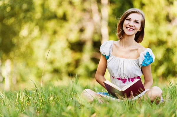 Portrait beautiful short-haired young woman reading book — Stock Photo, Image