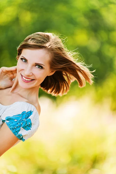 Portret vrolijke jonge vrouw peeps — Stockfoto
