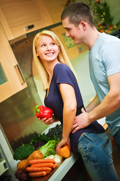 Um jovem casal na cozinha — Fotografia de Stock