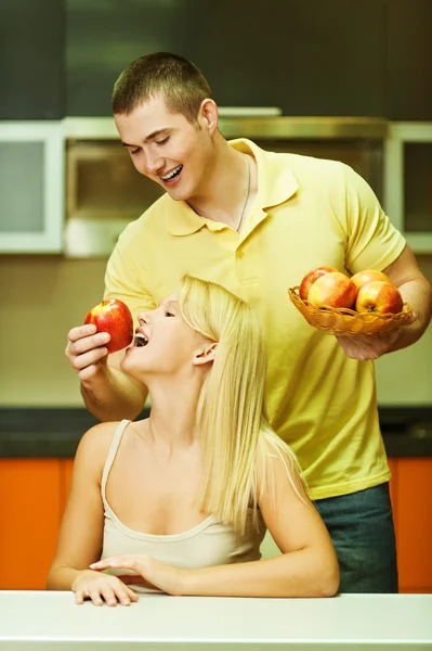 Una joven pareja en la cocina — Foto de Stock