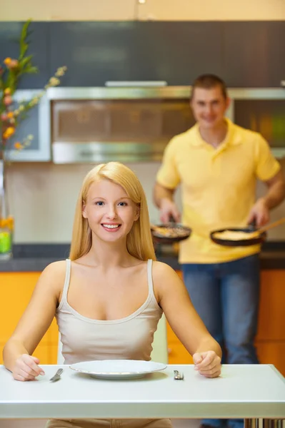 Jovem casal no café da manhã na cozinha — Fotografia de Stock