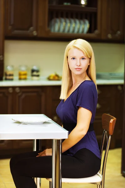 Bdondinka posando na cozinha — Fotografia de Stock