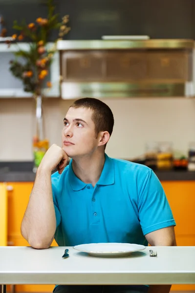 Jeune homme réfléchi dans la cuisine — Photo