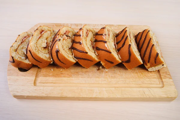 Нарізаний хліб на дерев'яній дошці — стокове фото