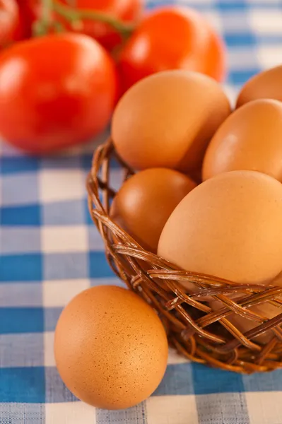 Naturaleza muerta: huevos y tomates — Foto de Stock