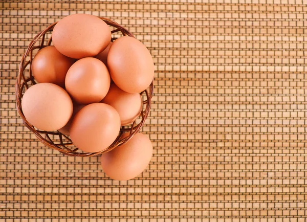 Νεκρή φύση-αυγά σε ψάθινο καλάθι — Φωτογραφία Αρχείου