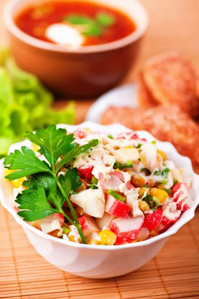 Almuerzo cocinado: ensalada, sopa y chuletas — Foto de Stock