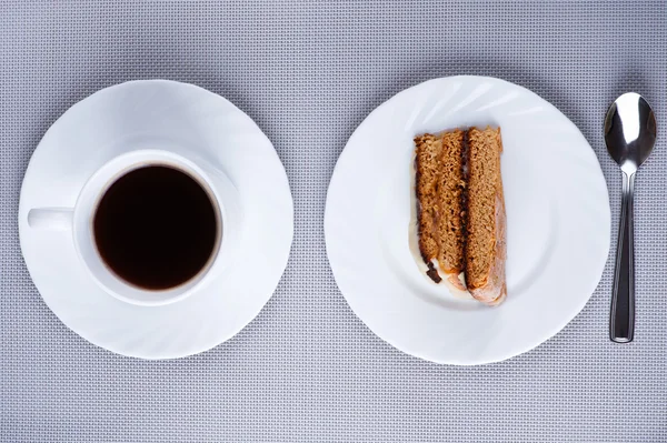 Foto arriba: taza de café y pastel para el desayuno —  Fotos de Stock