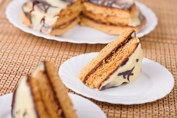 Drie stukken van cake op drie schoteltjes — Stockfoto