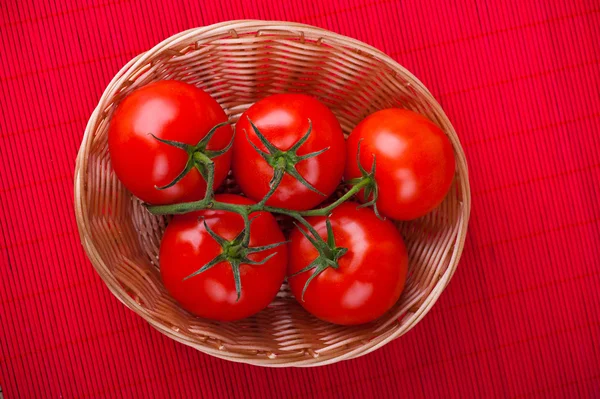 Miska z pomidorami na czerwony Obrus — Zdjęcie stockowe