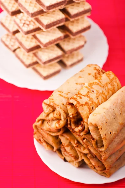 Festa de panquecas e waffles na toalha de mesa vermelha — Fotografia de Stock
