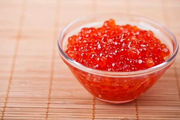 Caviar vermelho em toalha de mesa de bambu — Fotografia de Stock