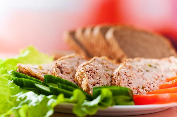 Pan de carne con verduras en el fondo de pan de centeno — Foto de Stock