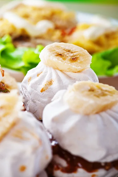 Marshmallows ingericht banaan — Stockfoto