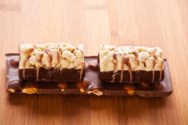 Шоколадные конфеты на кухонном столе — стоковое фото