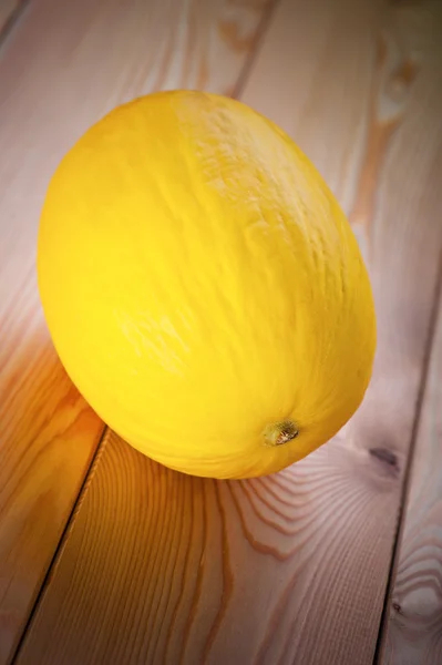 Лимон на кухонному столі — стокове фото