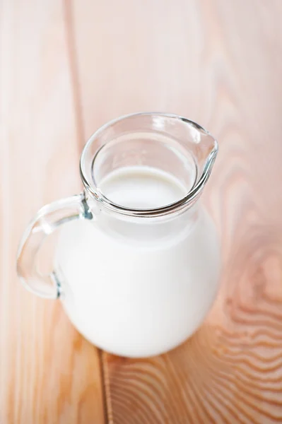 Молоко в кувшине на столе — стоковое фото