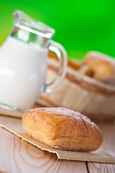 Pone パン、ミルクのピッチャー — ストック写真