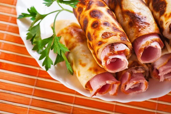 Závitky se šunkou (slanina, klobása) — Stock fotografie
