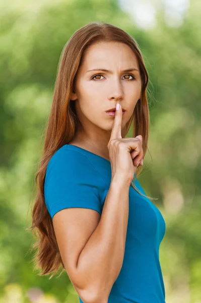 Woman shows sign of quiet — Stock Photo, Image