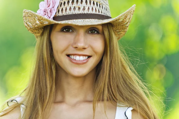 Menina no verão chapéu de palha — Fotografia de Stock
