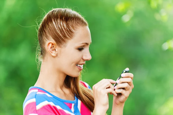Vrouw met mobiele telefoon in de hand — Stockfoto