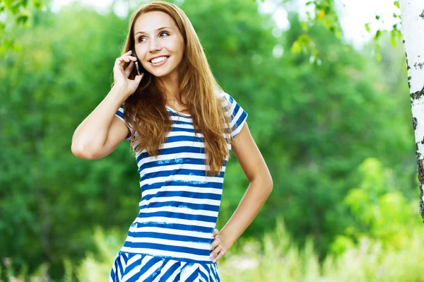 Woman talking on cell phone — Stock Photo, Image