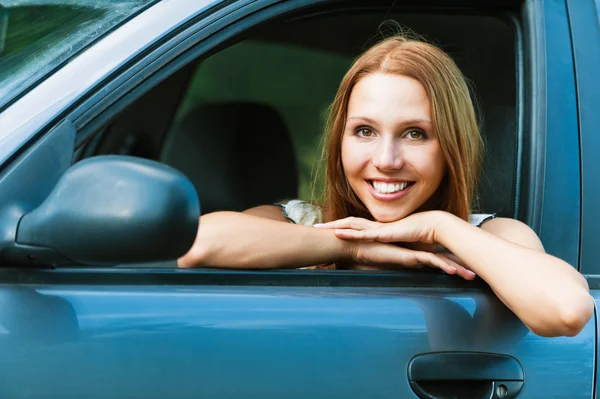 Vrouw in de auto — Stockfoto