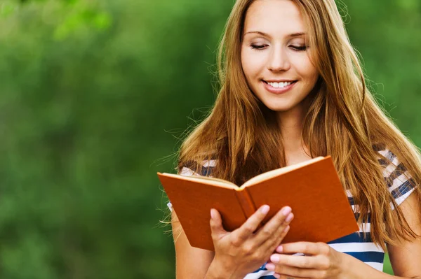 Mulher com um livro, ler — Fotografia de Stock